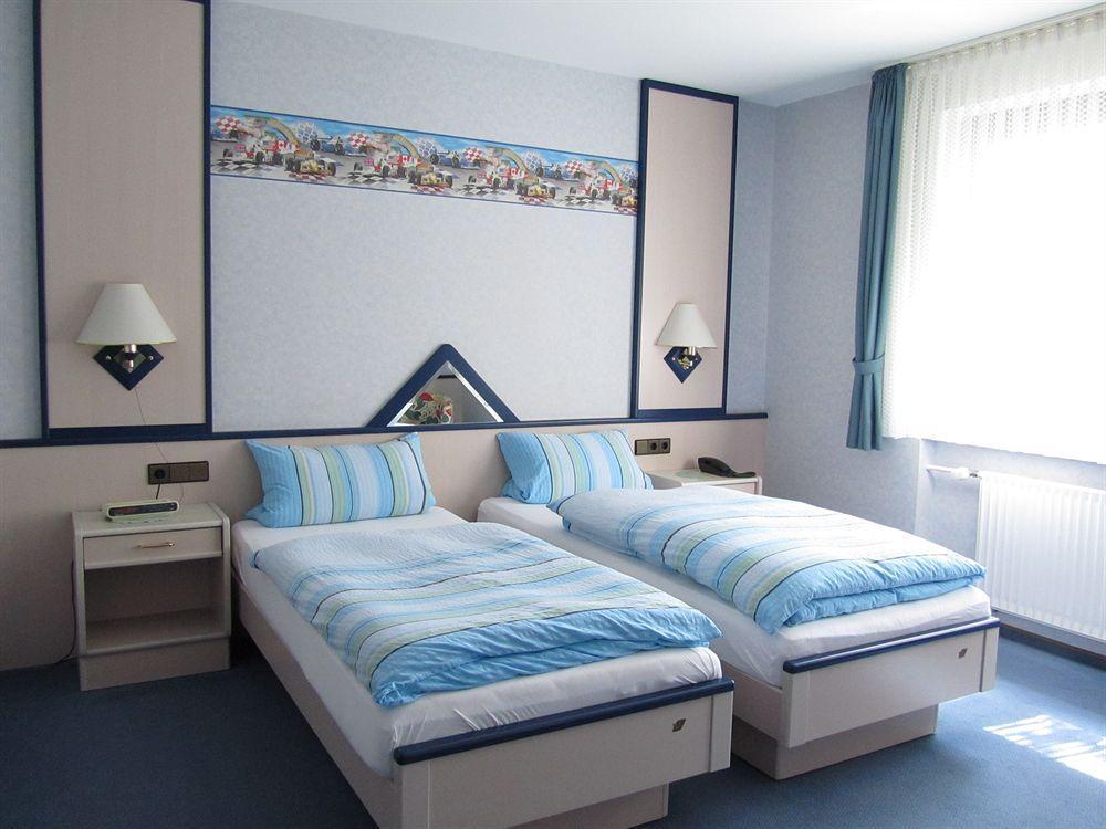 Hotel Zur Burg Nuerburg מראה חיצוני תמונה