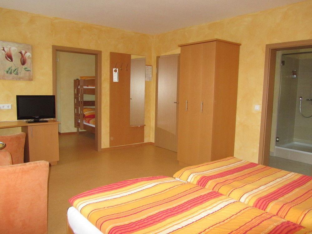Hotel Zur Burg Nuerburg מראה חיצוני תמונה