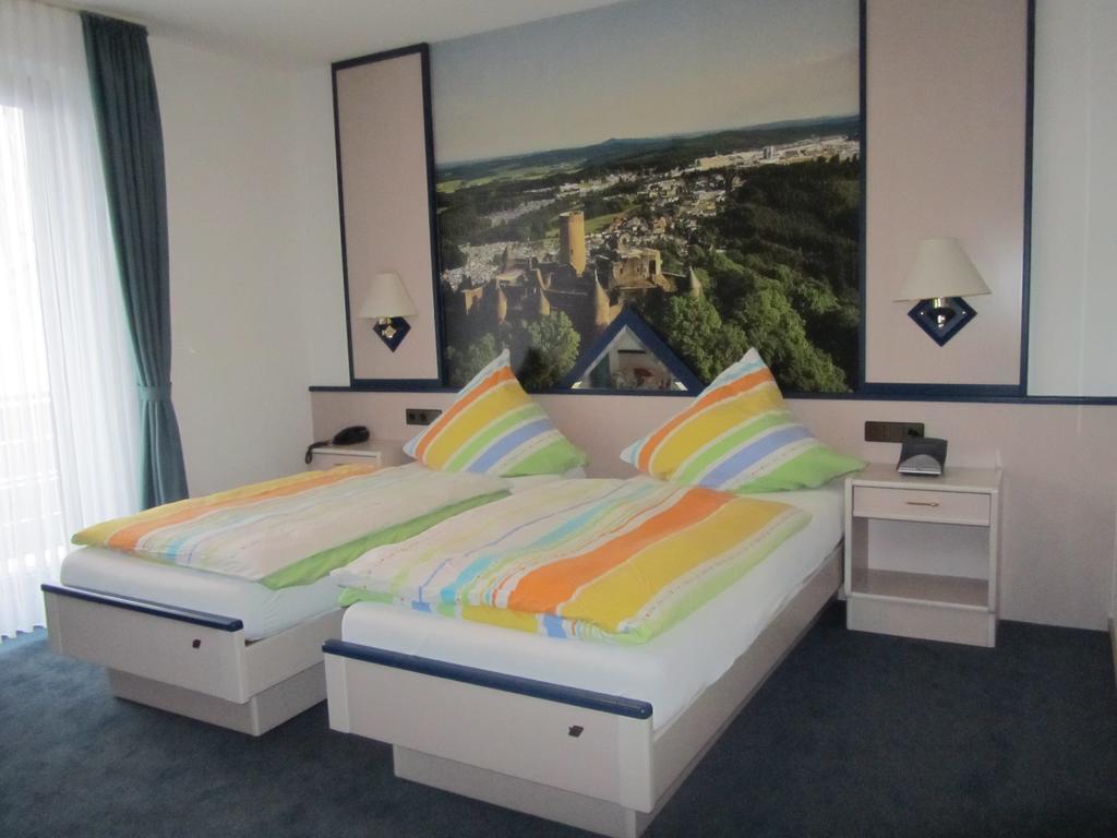 Hotel Zur Burg Nuerburg מראה חיצוני תמונה