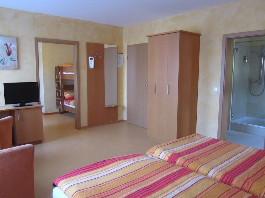 Hotel Zur Burg Nuerburg חדר תמונה