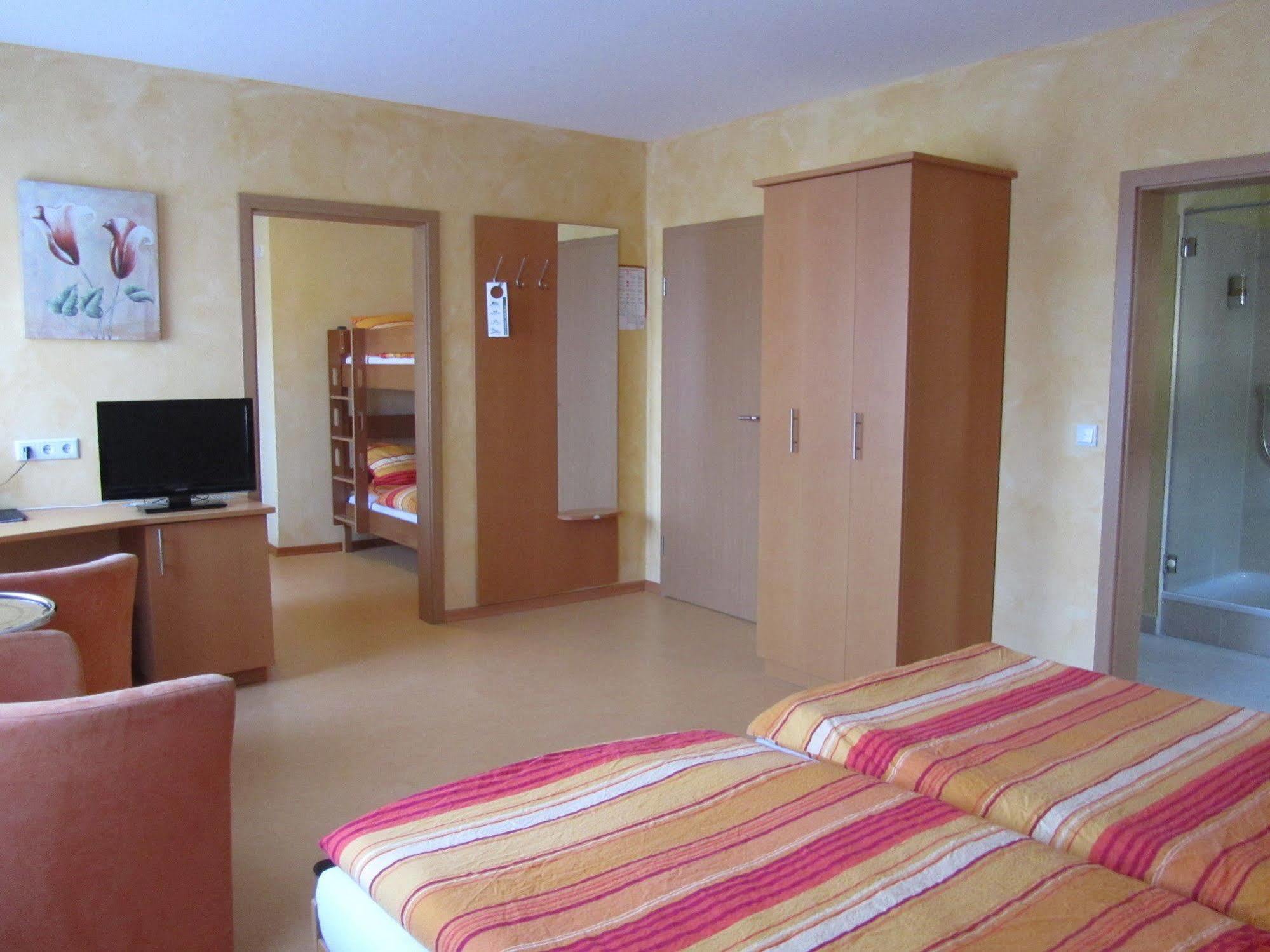 Hotel Zur Burg Nuerburg מראה חיצוני תמונה