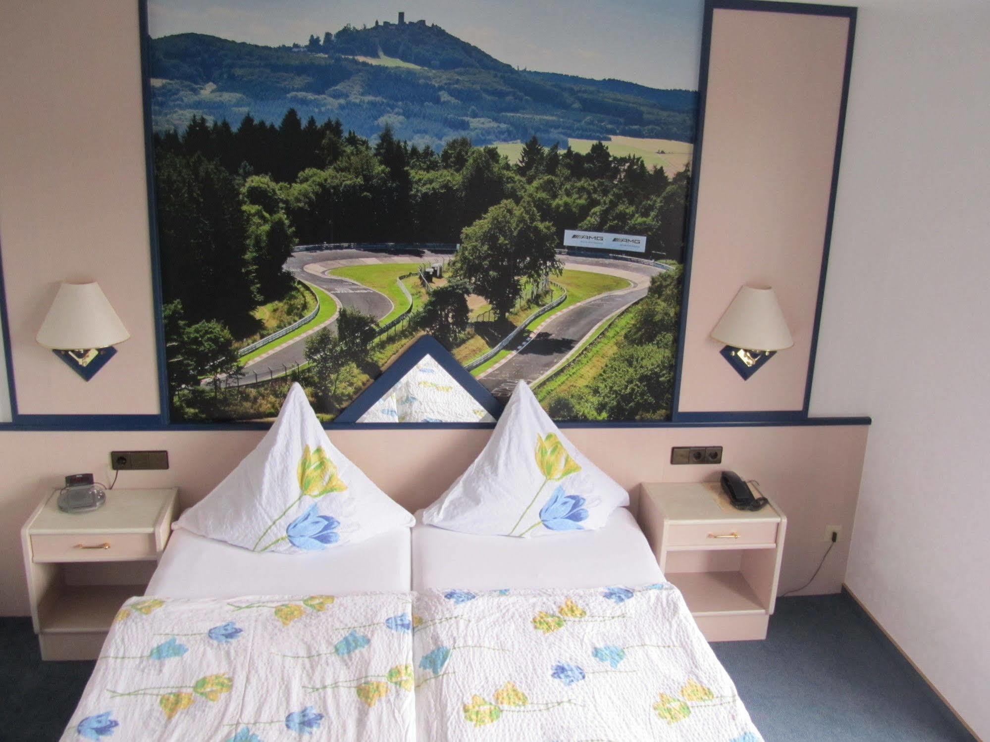 Hotel Zur Burg Nuerburg מראה חיצוני תמונה