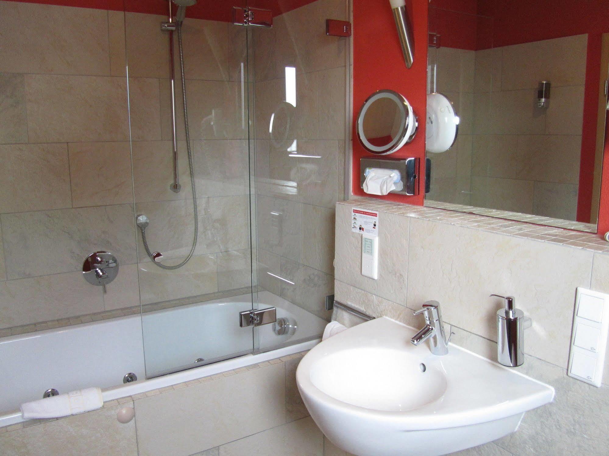 Hotel Zur Burg Nuerburg מראה חיצוני תמונה